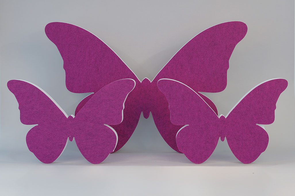 Schallabsorber in Form eines großen und zwei kleinen Schmetterlingen (soni ELEMENT Butterfly) in der Farbe Pink vor grauem Hintergrund