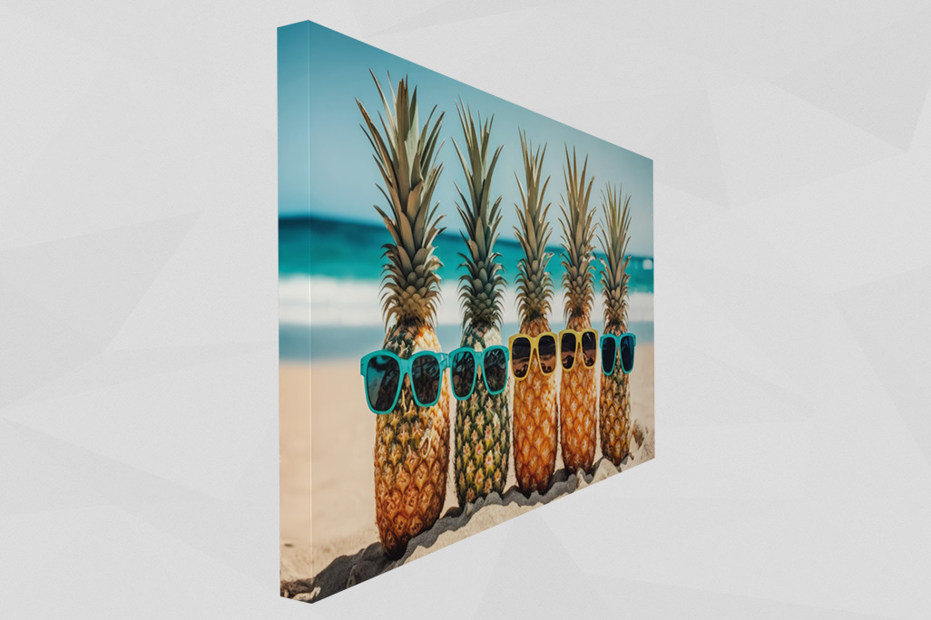 Akustikbild soni PICTURE happy pineapple zeigt 5 Ananas mit Sonnenbrillen am Strand, umgeben von Sand und Meer, sie strahlen Urlaubsstimmung und Freude aus.