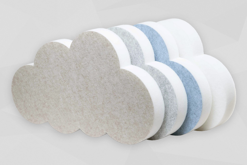 4 sound absorbers in the shape of a cloud (soni CLOUD) in greige, white, balu and light gray placed next to each other as compartments.