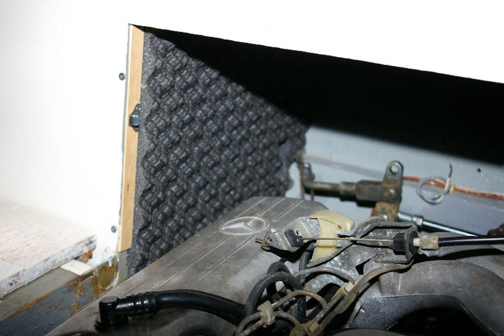 Proceso de instalación de material de insonorización al interior del coche.  Auto aislamiento acústico: fotografía de stock © DedMityay #530450502